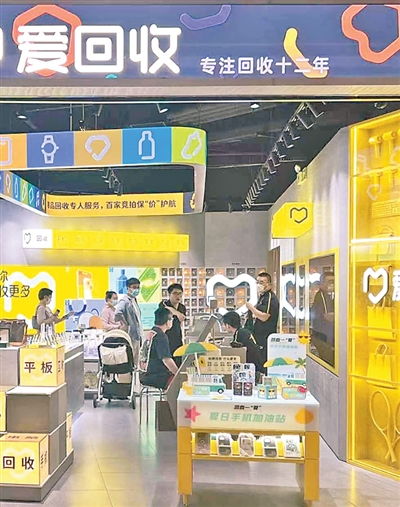線上品牌發力線下開店 策略、挑戰與機遇